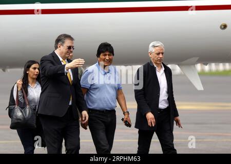 191112 -- MEXIKO-STADT, 12. November 2019 Xinhua -- Evo Morales Front, C wird von mexikanischem Außenminister Marcelo Ebrard Front, L begrüßt, als er am 12. November 2019 am Flughafen in Mexiko-Stadt, der Hauptstadt von Mexiko, ankam. Evo Morales, dem von der mexikanischen Regierung politisches Asyl angeboten worden war, nachdem er seinen Rücktritt als bolivianischer Präsident angekündigt hatte, kam am Dienstag in Mexiko-Stadt an. Xinhua/Francisco Canedo MEXICO-MEXICO CITY-EVO MORALES-ARRIVAL PUBLICATIONxNOTxINxCHN Stockfoto