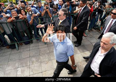 191112 -- MEXIKO-STADT, 12. November 2019 -- Evo Morales C weht am 12. November 2019 am Flughafen in Mexiko-Stadt, der Hauptstadt Mexikos. Evo Morales, dem von der mexikanischen Regierung politisches Asyl angeboten worden war, nachdem er seinen Rücktritt als bolivianischer Präsident angekündigt hatte, kam am Dienstag in Mexiko-Stadt an. MEXIKO-MEXIKO CITY-EVO MORALES-ARRIVAL DAVIDXDEXLAXPAZ PUBLICATIONXNOTXINXCHN Stockfoto