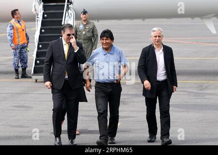 191112 -- MEXIKO-STADT, 12. November 2019 -- Evo Morales Front, C wird vom mexikanischen Außenminister Marcelo Ebrard Front, L begrüßt, als er am 12. November 2019 am Flughafen in Mexiko-Stadt, der Hauptstadt von Mexiko, ankam. Evo Morales, dem von der mexikanischen Regierung politisches Asyl angeboten worden war, nachdem er seinen Rücktritt als bolivianischer Präsident angekündigt hatte, kam am Dienstag in Mexiko-Stadt an. MEXIKO-MEXIKO CITY-EVO MORALES-ARRIVAL DAVIDXDEXLAXPAZ PUBLICATIONXNOTXINXCHN Stockfoto