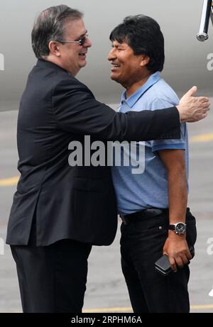 191112 -- MEXIKO-STADT, 12. November 2019 -- Evo Morales R wird vom mexikanischen Außenminister Marcelo Ebrard begrüßt, als er am 12. November 2019 am Flughafen in Mexiko-Stadt, der Hauptstadt Mexikos, ankam. Evo Morales, dem von der mexikanischen Regierung politisches Asyl angeboten worden war, nachdem er seinen Rücktritt als bolivianischer Präsident angekündigt hatte, kam am Dienstag in Mexiko-Stadt an. MEXIKO-MEXIKO CITY-EVO MORALES-ARRIVAL DAVIDXDEXLAXPAZ PUBLICATIONXNOTXINXCHN Stockfoto