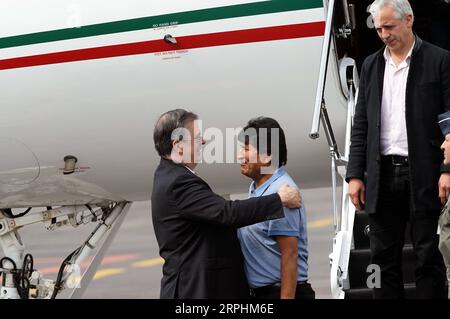 191112 -- MEXIKO-STADT, 12. November 2019 -- Evo Morales C wird vom mexikanischen Außenminister Marcelo Ebrard L begrüßt, als er am 12. November 2019 am Flughafen in Mexiko-Stadt, der Hauptstadt Mexikos, ankam. Evo Morales, dem von der mexikanischen Regierung politisches Asyl angeboten worden war, nachdem er seinen Rücktritt als bolivianischer Präsident angekündigt hatte, kam am Dienstag in Mexiko-Stadt an. MEXIKO-MEXIKO CITY-EVO MORALES-ARRIVAL DAVIDXDEXLAXPAZ PUBLICATIONXNOTXINXCHN Stockfoto