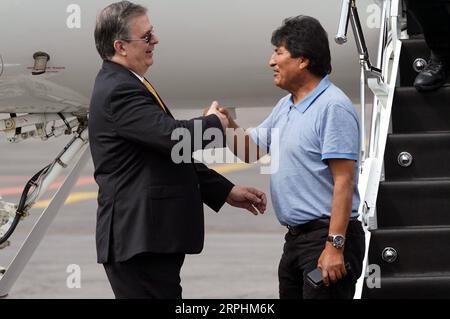 191112 -- MEXIKO-STADT, 12. November 2019 -- Evo Morales R wird vom mexikanischen Außenminister Marcelo Ebrard begrüßt, als er am 12. November 2019 am Flughafen in Mexiko-Stadt, der Hauptstadt Mexikos, ankam. Evo Morales, dem von der mexikanischen Regierung politisches Asyl angeboten worden war, nachdem er seinen Rücktritt als bolivianischer Präsident angekündigt hatte, kam am Dienstag in Mexiko-Stadt an. MEXIKO-MEXIKO CITY-EVO MORALES-ARRIVAL DAVIDXDEXLAXPAZ PUBLICATIONXNOTXINXCHN Stockfoto