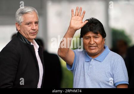 191112 -- MEXIKO-STADT, 12. November 2019 -- Evo Morales R weht am 12. November 2019 am Flughafen in Mexiko-Stadt, der Hauptstadt Mexikos. Evo Morales, dem von der mexikanischen Regierung politisches Asyl angeboten worden war, nachdem er seinen Rücktritt als bolivianischer Präsident angekündigt hatte, kam am Dienstag in Mexiko-Stadt an. MEXIKO-MEXIKO CITY-EVO MORALES-ARRIVAL DAVIDXDEXLAXPAZ PUBLICATIONXNOTXINXCHN Stockfoto
