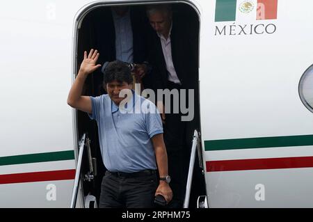 191112 -- MEXIKO-STADT, 12. November 2019 -- Evo Morales weht am 12. November 2019 am Flughafen in Mexiko-Stadt, der Hauptstadt Mexikos. Evo Morales, dem von der mexikanischen Regierung politisches Asyl angeboten worden war, nachdem er seinen Rücktritt als bolivianischer Präsident angekündigt hatte, kam am Dienstag in Mexiko-Stadt an. MEXIKO-MEXIKO CITY-EVO MORALES-ARRIVAL DAVIDXDEXLAXPAZ PUBLICATIONXNOTXINXCHN Stockfoto