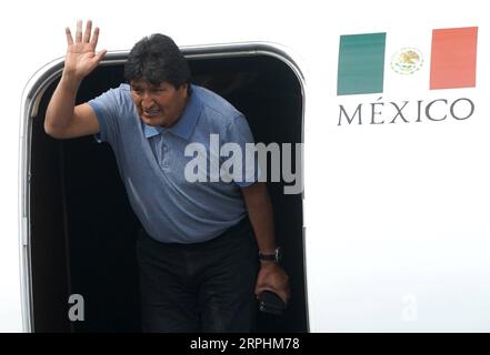 Bilder des Jahres 2019, Nachrichten 11 November Nachrichten Themen der Woche KW46 Nachrichten Bilder des Tages 191112 -- MEXIKO-STADT, 12. November 2019 -- Evo Morales Wellen bei seiner Ankunft am Flughafen in Mexiko-Stadt, Hauptstadt von Mexiko, am 12. November 2019. Evo Morales, dem von der mexikanischen Regierung politisches Asyl angeboten worden war, nachdem er seinen Rücktritt als bolivianischer Präsident angekündigt hatte, kam am Dienstag in Mexiko-Stadt an. MEXIKO-MEXIKO CITY-EVO MORALES-ARRIVAL DAVIDXDEXLAXPAZ PUBLICATIONXNOTXINXCHN Stockfoto