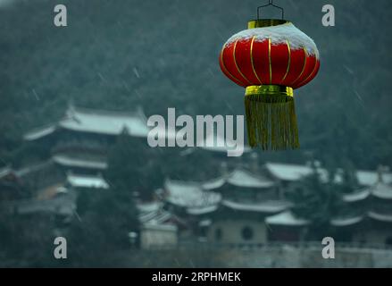 191113 -- ZHENGZHOU, 13. November 2019 -- Foto aufgenommen am 9. Januar 2019 zeigt den schneebedeckten Xiangshan-Tempel in der landschaftlich reizvollen Gegend der Longmen Grotten in Luoyang, der zentralchinesischen Provinz Henan. CHINA-HENAN-LONGMEN GROTTEN CN LixAn PUBLICATIONxNOTxINxCHN Stockfoto