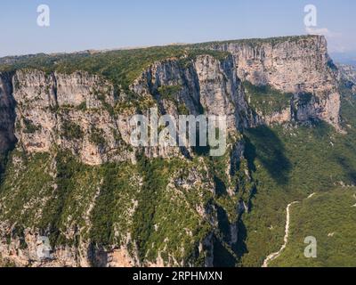 Fantastischer Blick aus der Luft auf die Vikos-Schlucht und die Pindus-Berge, Zagori, Epirus, Griechenland Stockfoto