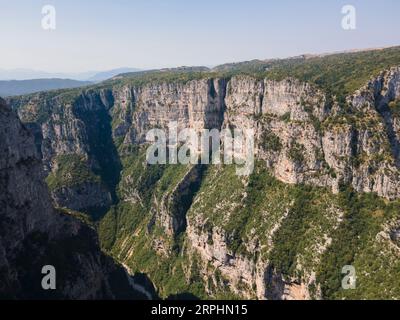 Fantastischer Blick aus der Luft auf die Vikos-Schlucht und die Pindus-Berge, Zagori, Epirus, Griechenland Stockfoto