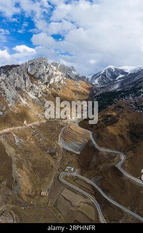 191114 -- CHENGDU, 14. November 2019 -- Foto aufgenommen am 31. Oktober 2019 zeigt einen Teil der Nationalstraße Nr. 317 auf dem Aila-Berg auf der Sichuan-Tibet-Autobahn. Die Sichuan-Tibet-Autobahn, die am 25. Dezember 1954 in Betrieb genommen wurde, hat eine Länge von über 2.000 Kilometern. In den letzten 65 Jahren haben die Zentralregierung und die Kommunalverwaltungen erhebliche Investitionen getätigt, um die Verkehrskapazität und Sicherheit der Autobahn zu erhöhen. Neben weiteren Tunneln und Brücken wurden fast alle Abschnitte der Autobahn erweitert und asphaltiert. CHINA-SICHUAN-TIBET HIGHWAY CN JiangxHongjing PUBLICATIONxNOTxINxCHN Stockfoto