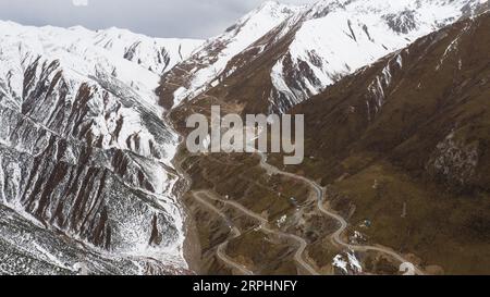 191114 -- CHENGDU, 14. November 2019 -- Foto aufgenommen am 30. Oktober 2019 zeigt einen Teil der Nationalstraße Nr. 317 am Xiela-Berg auf der Sichuan-Tibet-Autobahn. Die Sichuan-Tibet-Autobahn, die am 25. Dezember 1954 in Betrieb genommen wurde, hat eine Länge von über 2.000 Kilometern. In den letzten 65 Jahren haben die Zentralregierung und die Kommunalverwaltungen erhebliche Investitionen getätigt, um die Verkehrskapazität und Sicherheit der Autobahn zu erhöhen. Neben weiteren Tunneln und Brücken wurden fast alle Abschnitte der Autobahn erweitert und asphaltiert. CHINA-SICHUAN-TIBET HIGHWAY CN JiangxHongjing PUBLICATIONxNOTxINxCHN Stockfoto