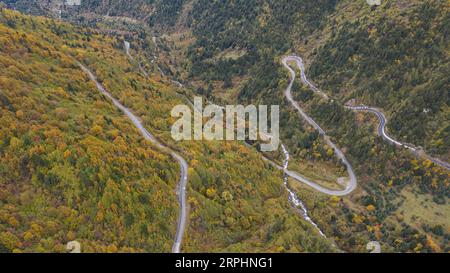 191114 -- CHENGDU, 14. Nov. 2019 -- Luftaufnahme vom 24. Oktober 2019 zeigt einen Teil der Nationalstraße Nr. 318 auf dem Sejila-Berg auf der Sichuan-Tibet-Autobahn. Die Sichuan-Tibet-Autobahn, die am 25. Dezember 1954 in Betrieb genommen wurde, hat eine Länge von über 2.000 Kilometern. In den letzten 65 Jahren haben die Zentralregierung und die Kommunalverwaltungen erhebliche Investitionen getätigt, um die Verkehrskapazität und Sicherheit der Autobahn zu erhöhen. Neben weiteren Tunneln und Brücken wurden fast alle Abschnitte der Autobahn erweitert und asphaltiert. CHINA-SICHUAN-TIBET HIGHWAY CN JiangxHongjing PUBLICATIONxNOTxINxCHN Stockfoto