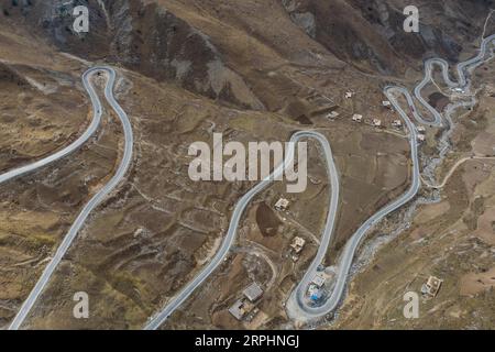 191114 -- CHENGDU, 14. November 2019 -- Foto aufgenommen am 31. Oktober 2019 zeigt einen Teil der Nationalstraße Nr. 317 auf dem Aila-Berg auf dem Sichuan-Tibet-Highway. Die Sichuan-Tibet-Autobahn, die am 25. Dezember 1954 in Betrieb genommen wurde, hat eine Länge von über 2.000 Kilometern. In den letzten 65 Jahren haben die Zentralregierung und die Kommunalverwaltungen erhebliche Investitionen getätigt, um die Verkehrskapazität und Sicherheit der Autobahn zu erhöhen. Neben weiteren Tunneln und Brücken wurden fast alle Abschnitte der Autobahn erweitert und asphaltiert. CHINA-SICHUAN-TIBET HIGHWAY CN JiangxHongjing PUBLICATIONxNOTxINxCHN Stockfoto