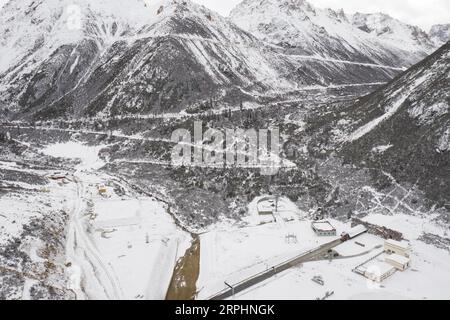 191114 -- CHENGDU, 14. Nov. 2019 -- Foto aufgenommen am 1. Nov. 2019 zeigt einen Teil der Nationalstraße Nr. 317 auf dem Que ershan-Berg auf der Sichuan-Tibet-Autobahn. Die Sichuan-Tibet-Autobahn, die am 25. Dezember 1954 in Betrieb genommen wurde, hat eine Länge von über 2.000 Kilometern. In den letzten 65 Jahren haben die Zentralregierung und die Kommunalverwaltungen erhebliche Investitionen getätigt, um die Verkehrskapazität und Sicherheit der Autobahn zu erhöhen. Neben weiteren Tunneln und Brücken wurden fast alle Abschnitte der Autobahn erweitert und asphaltiert. CHINA-SICHUAN-TIBET HIGHWAY CN JiangxHongjing PUBLICATIONxNOTxINxCHN Stockfoto