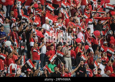 191114 -- DUBAI, 14. November 2019 -- Fans Syriens stehen im Stadion vor der Gruppe Ein Spiel zwischen China und Syrien der FIFA-Weltmeisterschaft Katar 2022 und dem AFC Asian Cup China 2023 Vorbereitende gemeinsame Qualifikationsrunde 2 in Dubai, den Vereinigten Arabischen Emiraten, 14. November 2019. SPUAE-DUBAI-FUSSBALL-2022 FIFA WM-QUALIFIKATIONSGRUPPE A- CHINA GEGEN SYRIEN PANXYULONG PUBLICATIONXNOTXINXCHN Stockfoto