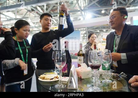 191115 -- NANCHANG, 15. November 2019 -- Besucher probieren Wein auf der Ningxia Ausstellungsfläche der 17. Internationalen Landwirtschaftsmesse CATF in Nanchang, Hauptstadt der ostchinesischen Provinz Jiangxi, 15. November 2019. Der 17. CATF startete am Freitag in Nanchang mit rund 8.000 Ausstellern. CHINA-JIANGXI-NANCHANG-CATF CN ZhouxMi PUBLICATIONxNOTxINxCHN Stockfoto