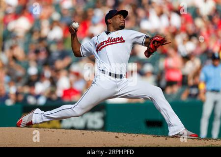 Die Cleveland Guardians, die mit dem Pitcher Xzavion Curry (44) beginnen, werfen während eines regulären MLB-Saisonspiels zwischen den Tampa Bay Rays und Cleveland auf die Platte Stockfoto