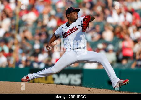 Die Cleveland Guardians, die mit dem Pitcher Xzavion Curry (44) beginnen, werfen während eines regulären MLB-Saisonspiels zwischen den Tampa Bay Rays und Cleveland auf die Platte Stockfoto