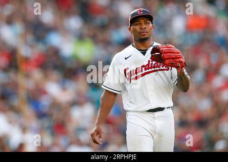 Die Cleveland Guardians, die den Pitcher Xzavion Curry (44) starten, reagieren während eines regulären MLB-Saisonspiels zwischen den Tampa Bay Rays und den Cleveland Guardians, Su Stockfoto