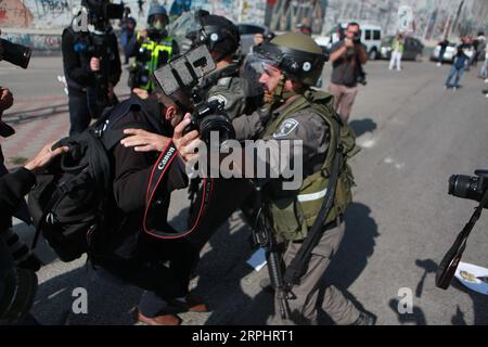 191117 -- BETHLEHEM, 17. November 2019 Xinhua -- israelische Soldaten verhaften einen palästinensischen Journalisten, der sich mit seinem verletzten Kollegen während eines Protestes in der Westjordanland-Stadt Bethlehem, 17. November 2019, solidarisch zeigt. Foto von Mamoun Wazwaz/Xinhua MIDEAST-BETHLEHEM-PROTEST PUBLICATIONxNOTxINxCHN Stockfoto