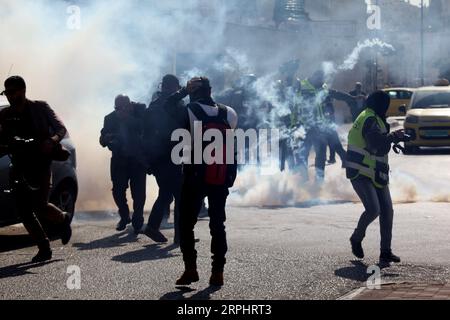 191117 -- BETHLEHEM, 17. November 2019 Xinhua -- palästinensische Journalisten laufen in Deckung vor Tränengaskanister, die von israelischen Soldaten während eines Protestes geschossen wurden, um Solidarität mit ihrem verletzten Kollegen in der Westjordanland-Stadt Bethlehem, 17. November 2019 zu zeigen. Foto von Mamoun Wazwaz/Xinhua MIDEAST-BETHLEHEM-PROTEST PUBLICATIONxNOTxINxCHN Stockfoto