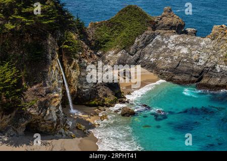 McWay Falls entlang der Küste von Big Sur im Julia Pfeiffer Burns State Park, Kalifornien. Eines von wenigen, das ins Meer fällt, es ist unglaublich landschaftlich schön Stockfoto