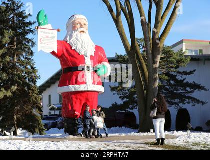 191117 -- FRANKENMUTH, 17. November 2019 -- eine Mutter fotografiert ihre Kinder mit einer 5 Meter hohen Santa Claus-Statue vor dem Bronner's Christmas Wonderland, einem Einzelhandelsgeschäft, das sich als weltweit größter Weihnachtsladen im Bundesstaat Frankenmuth (Michigan), USA, am 16. November 2019, präsentiert. U.S.-MICHIGAN-FRANKENMUTH-CHRISTMAS WONDERLAND WangxPing PUBLICATIONxNOTxINxCHN Stockfoto