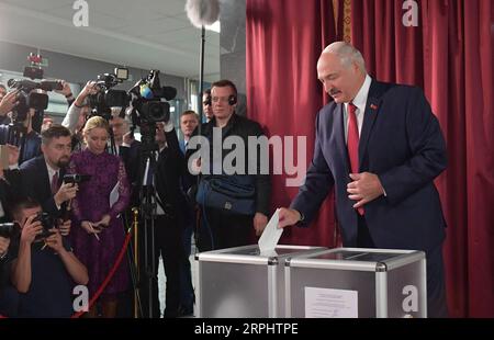 Nachrichten Bilder des Tages Nachrichten Themen der Woche KW46 191118 -- PEKING, 18. November 2019 -- der belarussische Präsident Alexander Lukaschenko gibt am 17. November 2019 seine Stimme in einem Wahllokal in Minsk, Belarus, ab. Belarus begann am Sonntag mit der Abstimmung, um Mitglieder des Unterhauses des parlaments auszuwählen. Via Xinhua XINHUA FOTOS DES TAGES BelarusianxTelegraphxAgency PUBLICATIONxNOTxINxCHN Stockfoto
