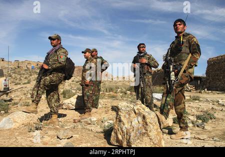 191118 -- PEKING, 18. November 2019 -- afghanische Sicherheitskräfte nehmen am 17. November 2019 an einer Militäroperation im Bezirk Achin in der östlichen Provinz Nangarhar in Afghanistan Teil. Foto von /Xinhua XINHUA FOTOS DES TAGES SaifurahmanxSafi PUBLICATIONxNOTxINxCHN Stockfoto