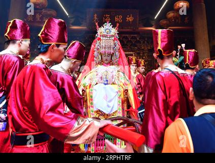 191118 -- BANGKOK, 18. November 2019 -- Eine Statue der chinesischen Meeresgöttin Mazu verlässt ihren Tempel am 13. November 2019 auf der Insel Meizhou in Putian in der südöstlichen chinesischen Provinz Fujian. Xinhua Schlagzeilen: Chinesische Meeresgöttin Mazu besucht Bangkok für kulturellen Austausch WeixPeiquan PUBLICATIONxNOTxINxCHN Stockfoto