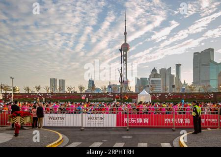 191118 -- PEKING, 18. November 2019 -- Teilnehmer nehmen am Shanghai International Marathon 2019 in Shanghai, Ostchina, 17. November 2019 Teil. Foto von /Xinhua XINHUA FOTOS DES TAGES WangxXiang PUBLICATIONxNOTxINxCHN Stockfoto