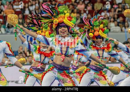 191118 -- PEKING, 18. November 2019 -- Cheerdance Squad der Adamson University tritt während des jährlichen University Athletic Associtaion of the Philippines UAAP Cheerdance Competition in Pasay City, Philippinen, 17. November 2019 auf. XINHUA-FOTOS DES TAGES ROUELLExUMALI PUBLICATIONxNOTxINxCHN Stockfoto