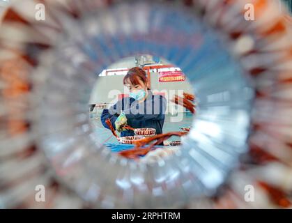 191118 -- PEKING, 18. November 2019 -- Ein Mitarbeiter arbeitet bei einem elektromechanischen Gerätehersteller im Bezirk Kaiping in Tangshan, nordchinesische Provinz Hebei, 17. November 2019. XINHUA FOTOS DES TAGES YangxShiyao PUBLICATIONxNOTxINxCHN Stockfoto