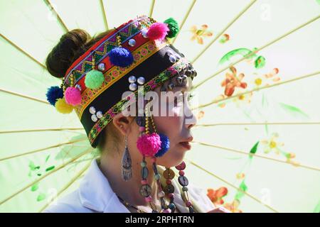 191118 -- PEKING, 18. November 2019 -- Eine Frau der ethnischen Gruppe der Yao wird auf dem Folk Panwang Festival in Mengban, Stadt Mengla County, Xishuangbanna Dai Autonome Präfektur in Südwestchina, Provinz Yunnan, am 17. November 2019 gesehen. XINHUA FOTOS DES TAGES YangxZongyou PUBLICATIONxNOTxINxCHN Stockfoto