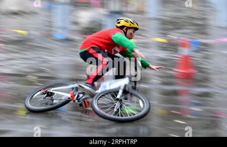 191118 -- PEKING, 18. November 2019 -- Ein Junge fällt während des Teenager-Triathlons in Xi an, Hauptstadt der nordwestchinesischen Provinz Shaanxi, 17. November 2019 von einem Fahrrad herunter. XINHUA FOTOS DES TAGES LiuxXiao PUBLICATIONxNOTxINxCHN Stockfoto
