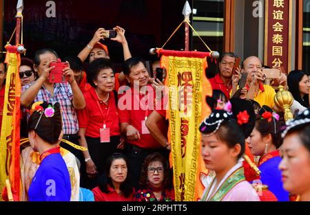 191118 -- PEKING, 18. Nov. 2019 -- Foto aufgenommen am 15. Nov. 2019 zeigt ein Ritual, das zu Ehren der chinesischen Meeresgöttin Mazu in Bangkok, Thailand, abgehalten wird. Xinhua Schlagzeilen: Chinesische Meeresgöttin Mazu besucht Bangkok für kulturellen Austausch WeixPeiquan PUBLICATIONxNOTxINxCHN Stockfoto