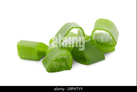 Gehackte frische grüne Zwiebeln auf weißem Hintergrund Stockfoto