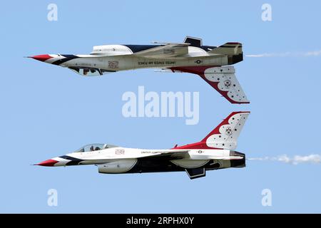 Cleveland, Usa. September 2023. Ein Thunderbird-Jet der United States Air Force tritt während der Cleveland National Air Show in Cleveland, Ohio, am Montag, den 4. September 2023 auf. Foto von Aaron Josefczyk/UPI Credit: UPI/Alamy Live News Stockfoto