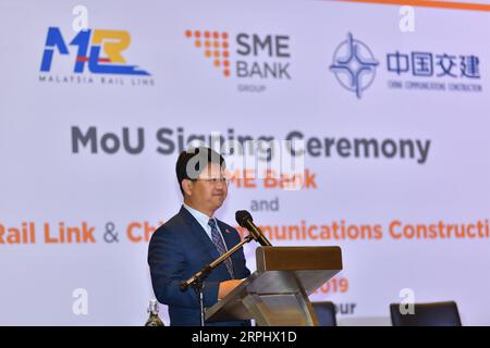 191118 -- KUALA LUMPUR, 18. November 2019 Xinhua -- der chinesische Botschafter in Malaysia, Bai Tian, spricht bei einer Unterzeichnungszeremonie des Memorandum of Understanding MoU in Kuala Lumpur, Malaysia, 18. November 2019. Small Medium Enterprise Development Bank Malaysia SME Bank kündigte am Montag an, 1 Milliarde Ringgit 240 Millionen US-Dollar speziell für lokale Auftragnehmer zur Verfügung zu stellen, die voraussichtlich eine wichtige Rolle bei der East Coast Rail Link ECRL übernehmen werden, einem großen Infrastrukturprojekt und der Zusammenarbeit zwischen Malaysia und China. Das Entwicklungsfinanzinstitut unter dem malaysischen Ministerium für Unternehmertum DEVE Stockfoto