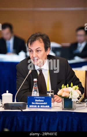 191118 -- SHANGHAI, 18. November 2019 -- Stefano de Alessandri, Chief Executive Officer der ANSA, spricht während der vierten Sitzung des World Media Summit WMS Präsidiums in Shanghai, Ostchina, 18. November 2019. Führende Vertreter von 13 weltweit renommierten Medienorganisationen sagten hier am Montag, dass die Ausweitung der Bemühungen zur Bekämpfung von Fake News eine Priorität der Medienbranche sein sollte. Hochrangige Führungskräfte der Medienorganisationen aus 11 Ländern äußerten sich auf der vierten Sitzung des Weltmediengipfels WMS-Präsidiums. CHINA-SHANGHAI-WORLD MEDIA SUMMIT-PRESIDIUM MEETING CN ZHANGXHAOFU PUBLICATIONXNOTXINXCHN Stockfoto