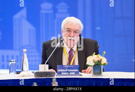 191118 -- SHANGHAI, 18. November 2019 -- Mikhail Gusman, erster stellvertretender Generaldirektor der russischen Nachrichtenagentur TASS, spricht während der vierten Sitzung des Weltmediengipfels WMS-Präsidiums in Shanghai, Ostchina, 18. November 2019. Führende Vertreter von 13 weltweit renommierten Medienorganisationen sagten hier am Montag, dass die Ausweitung der Bemühungen zur Bekämpfung von Fake News eine Priorität der Medienbranche sein sollte. Hochrangige Führungskräfte der Medienorganisationen aus 11 Ländern äußerten sich auf der vierten Sitzung des Weltmediengipfels WMS-Präsidiums. CHINA-SHANGHAI-WORLD MEDIA SUMMIT-PRESIDIUM MEETING CN CAIXYANG PUBLICATI Stockfoto