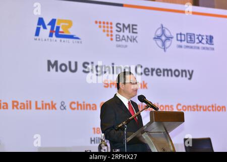 191118 -- KUALA LUMPUR, 18. November 2019 Xinhua -- der malaysische Finanzminister Lim Guan eng spricht bei einer Unterzeichnungszeremonie des Memorandum of Understanding MoU in Kuala Lumpur, Malaysia, 18. November 2019. Small Medium Enterprise Development Bank Malaysia SME Bank kündigte am Montag an, 1 Milliarde Ringgit 240 Millionen US-Dollar speziell für lokale Auftragnehmer zur Verfügung zu stellen, die voraussichtlich eine wichtige Rolle bei der East Coast Rail Link ECRL übernehmen werden, einem großen Infrastrukturprojekt und der Zusammenarbeit zwischen Malaysia und China. Das Entwicklungsfinanzinstitut unter dem malaysischen Ministerium für Unternehmertum DEVE Stockfoto