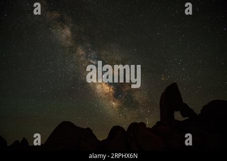 Die Milchstraße über einem Bogen in den Alabama Hills Stockfoto