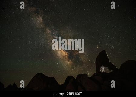 Die Milchstraße über einem Bogen in den Alabama Hills Stockfoto