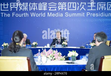 191118 -- SHANGHAI, 18. November 2019 -- Cai Mingzhao, Executive President des World Media Summit WMS und President der Xinhua News Agency, leitet und hält eine Keynote auf der vierten Sitzung des WMS-Präsidiums in Shanghai, Ostchina, 18. November 2019. Hochrangige Führungskräfte von 13 Medienorganisationen aus 11 Ländern nahmen an dem Treffen zum Thema "neue Ära", "neue Medien" und "neue Vision" Teil. CHINA-SHANGHAI-WORLD MEDIA SUMMIT-PRESIDIUM MEETING CN LIXXIANG PUBLICATIONXNOTXINXCHN Stockfoto