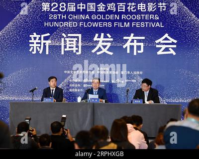 191119 -- XIAMEN, 19. November 2019 -- Mitglieder des Organisationskomitees des 28. China Golden Rooster & Hundred Flowers Film Festivals halten am 19. November 2019 eine Pressekonferenz in Xiamen in der ostchinesischen Provinz Fujian ab. Das Festival findet vom 19. Bis 23. November in Xiamen statt. CHINA-XIAMEN-FILM FESTIVAL-PRESSEKONFERENZ CN JIANGXKEHONG PUBLICATIONXNOTXINXCHN Stockfoto