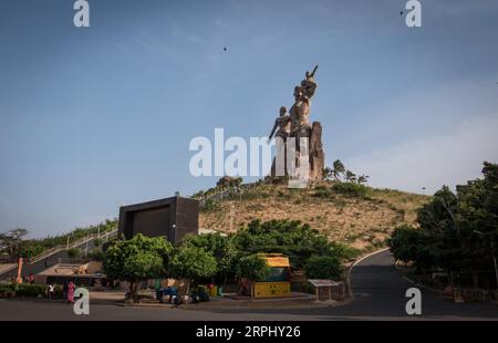 191119 -- DAKAR, 19. Nov. 2019 -- Foto aufgenommen am 10. Nov. 2019 zeigt das African Renaissance Monument, das am 3. April 2010 anlässlich des 50. Jahrestages der Unabhängigkeit Senegals von der französischen Herrschaft im Bezirk Ouakam von Dakar, der Hauptstadt Senegals, enthüllt wurde. Foto von Louis Denga/Xinhua SENEGAL-DAKAR-LANDMARKS GuxYuanluyidengjia PUBLICATIONxNOTxINxCHN Stockfoto