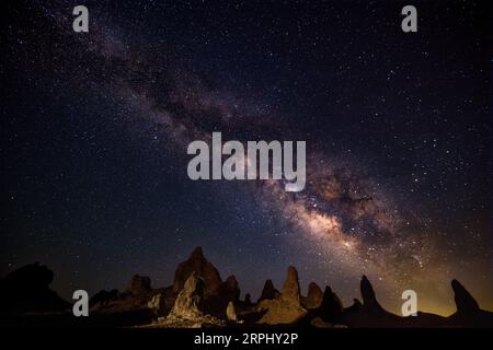 Die Milchstraße über den Trona Pinnacles Stockfoto