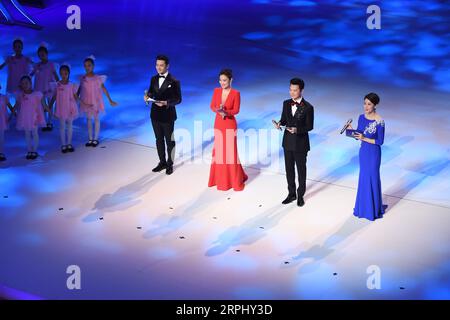 191119 -- XIAMEN, 19. November 2019 -- Gastgeber und Hostessen werden bei der Eröffnungszeremonie des 28. China Golden Rooster and Hundred Flowers Film Festivals in Xiamen, südöstliche Provinz Fujian, 19. November 2019 gesehen. Das Filmfestival hat Dienstag hier begonnen. CHINA-XIAMEN-GOLDEN HAHN UND HUNDERT BLUMEN-FILM FESTIVAL-OPEN CN JIANGXKEHONG PUBLICATIONXNOTXINXCHN Stockfoto