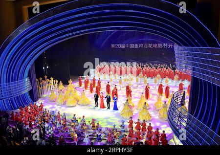 191119 -- XIAMEN, 19. November 2019 -- Foto zeigt eine Szene der Eröffnungszeremonie des 28. China Golden Rooster and Hundred Flowers Film Festivals, das am 19. November 2019 in Xiamen in der südöstlichen chinesischen Provinz Fujian stattfindet. Das Filmfestival hat Dienstag hier begonnen. CHINA-XIAMEN-GOLDEN HAHN UND HUNDERT BLUMEN-FILM FESTIVAL-OPEN CN JIANGXKEHONG PUBLICATIONXNOTXINXCHN Stockfoto