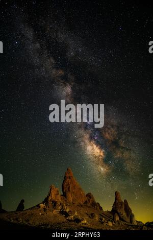 Die Milchstraße über den Trona Pinnacles Stockfoto